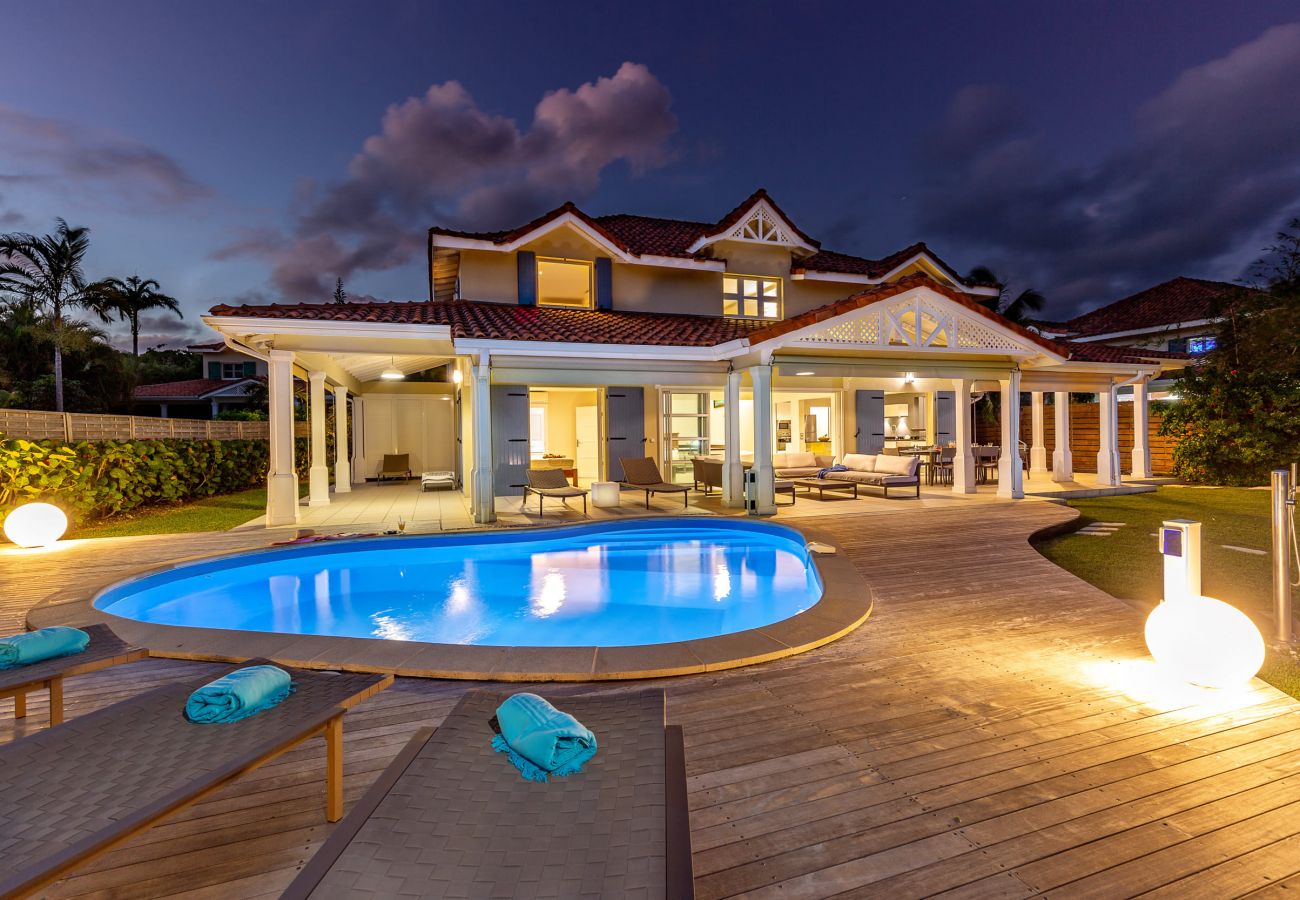 Piscine Villa Marine, villa de luxe en Guadeloupe à Saint-François Piscine Villa Marine, villa de luxe en Guadeloupe à Saint-François